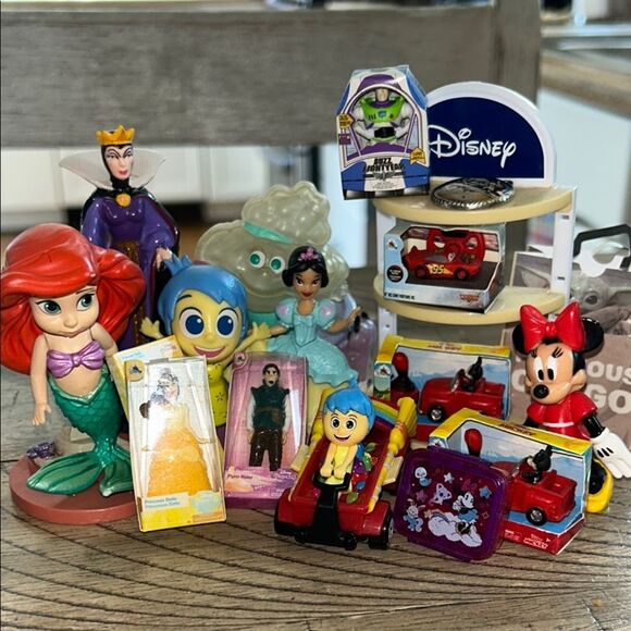 Disney Action Figures Minis with Disney Shelf 2! favorite ❤️ characters Playset - Picture 1 of 17